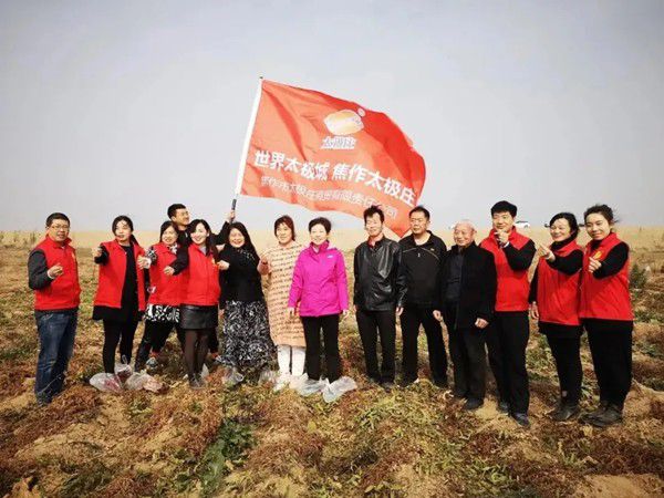 11月12日，眾人翹首以盼的太極莊山藥采挖活動在太極莊公司的溫縣·富硒鐵棍山藥標(biāo)準(zhǔn)化種植基地拉開帷幕